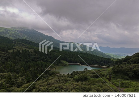 An aerial photograph capturing the mountain dam lake and lush green mountains of Minami Aso, Kumamoto Prefecture. 140007621