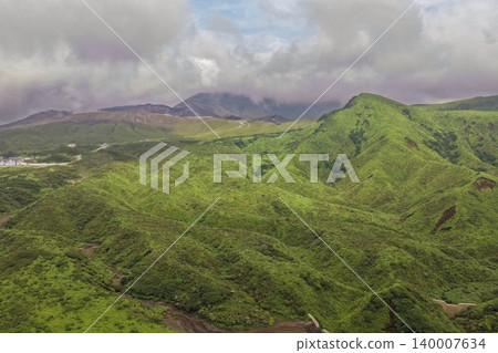 從空中俯瞰熊本縣南阿蘇鬱鬱蔥蔥的火山山麓。 從空中俯瞰熊本縣南阿蘇鬱鬱蔥蔥的火山山麓。 140007634