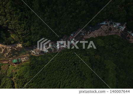 從空中俯瞰宮崎縣延岡市比叡山周圍的溪流和鬱鬱蔥蔥的森林。 140007644