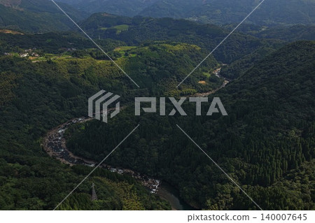 從空中俯瞰宮崎縣延岡市比叡山周圍的茂密森林和蜿蜒河流。 從空中俯瞰宮崎縣延岡市比叡山周圍的茂密森林和蜿蜒河流。 140007645
