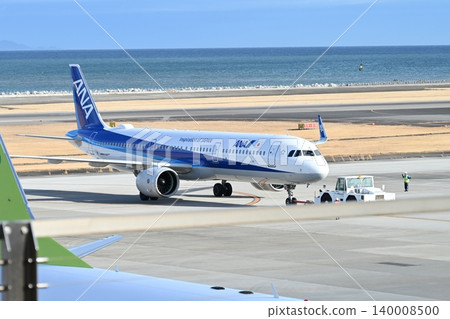一架全日空飛機在蔚藍的大分機場跑道上平穩滑行,以大海為背景。 一架全日空飛機在蔚藍的大分機場跑道上平穩滑行,以大海為背景。 140008500