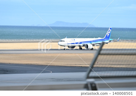 一架全日空飛機在蔚藍的大分機場跑道上平穩滑行,以大海為背景。 一架全日空飛機在蔚藍的大分機場跑道上平穩滑行,以大海為背景。 140008501