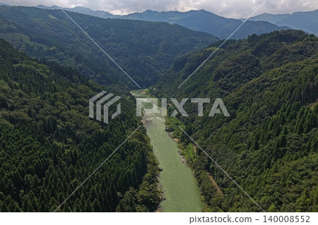 從空中俯瞰熊本縣日之景町的五瀨川谷和青山。 從空中俯瞰熊本縣日之景町的五瀨川谷和青山。 140008552