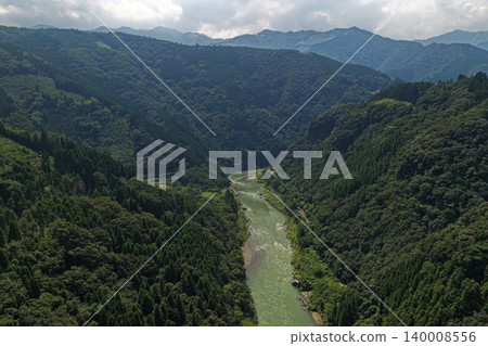 從空中俯瞰熊本縣日之影町的五瀨川谷。 從空中俯瞰熊本縣日之影町的五瀨川谷。 140008556