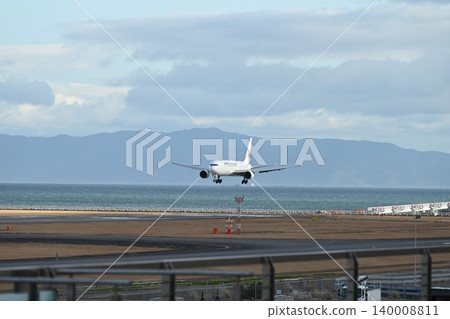 一架日本航空客機正飛越伊予海,向大分機場跑道進行最後進場。 一架日本航空客機正飛越伊予海,向大分機場跑道進行最後進場。 140008811