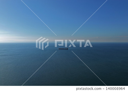 從空中拍攝的貨船照片，該貨船在大分縣嵯峨關市沿海的公海上航行。 140008964