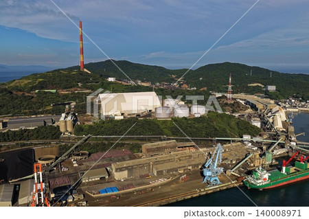 空拍照片,展現了大分縣嵯峨關市的工業港口和冶煉廠設施。 空拍照片,展現了大分縣嵯峨關市的工業港口和冶煉廠設施。 140008971
