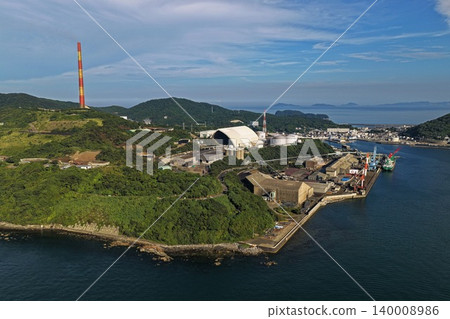 一張空拍照片，展現了大分縣嵯峨關市的工業港口和煙囪。 140008986