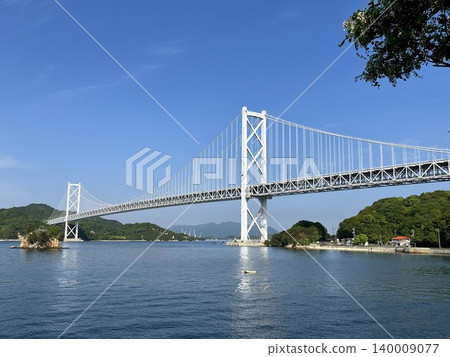 一座在湛藍天空中熠熠生輝的美麗橋樑 一座在湛藍天空中熠熠生輝的美麗橋樑 140009077