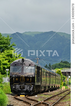 七星號列車抵達阿蘇車站的場景。 七星號列車抵達阿蘇車站的場景。 140009078