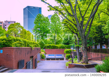日本橫濱市的新都會景觀。橫濱市營地鐵伊勢崎町站(5號出口)和橫濱關內塔基地大門。 日本橫濱市的新都會景觀。橫濱市營地鐵伊勢崎町站(5號出口)和橫濱關內塔基地大門。 140009295