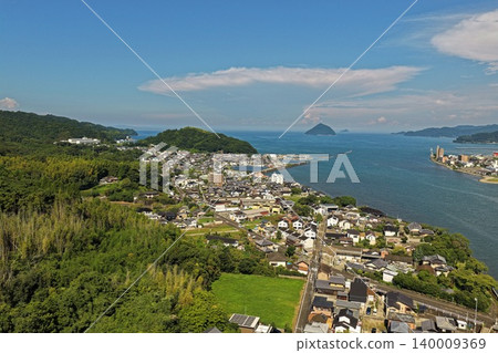 一張空拍照片,顯示了大分縣臼杵市的海岸線和瀨戶內海的島嶼。 一張空拍照片,顯示了大分縣臼杵市的海岸線和瀨戶內海的島嶼。 140009369