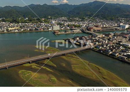 從空中俯瞰大分縣臼杵市的河流、橋樑和城市。 從空中俯瞰大分縣臼杵市的河流、橋樑和城市。 140009370