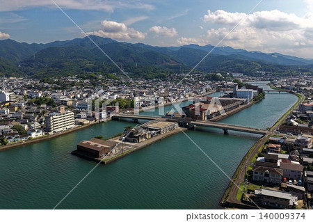 從空中俯瞰大分縣臼木市的水道和城區。 140009374