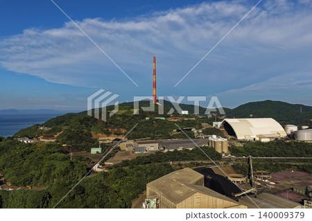 一張空拍照片，拍攝到了大分縣嵯峨關市的冶煉廠和大型煙囪。 140009379
