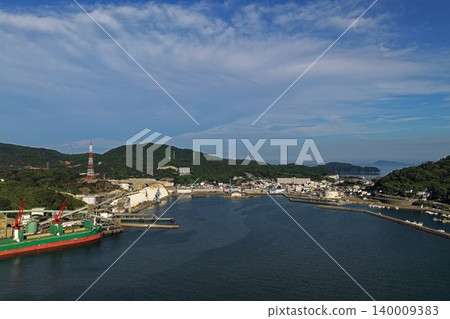 從空中俯瞰大分縣嵯峨關市的港口和水道。 從空中俯瞰大分縣嵯峨關市的港口和水道。 140009383