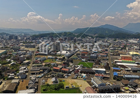空拍照片顯示了宮崎縣延岡市及其山脈。 空拍照片顯示了宮崎縣延岡市及其山脈。 140009416