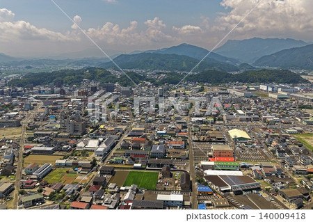空拍照片顯示了宮崎縣延岡市及其山脈。 空拍照片顯示了宮崎縣延岡市及其山脈。 140009418
