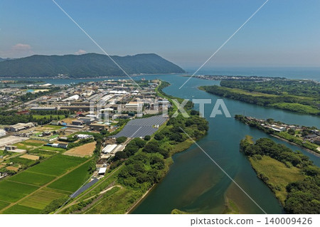 從空中俯瞰宮崎縣延岡市的五瀨川和工業區。 從空中俯瞰宮崎縣延岡市的五瀨川和工業區。 140009426