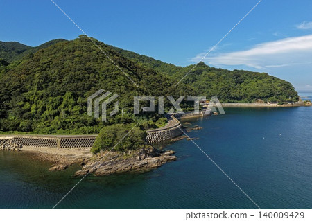 從空中俯瞰大分縣臼杵市的沿海公路和青山。 從空中俯瞰大分縣臼杵市的沿海公路和青山。 140009429