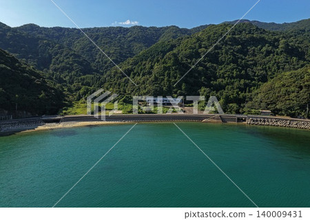 一張空拍照片,展現了大分縣臼杵市的入海口、防波堤和青山。 一張空拍照片,展現了大分縣臼杵市的入海口、防波堤和青山。 140009431