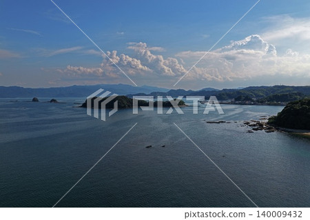 從空中俯瞰大分縣臼杵市星羅棋布的島嶼海灣的照片。 從空中俯瞰大分縣臼杵市星羅棋布的島嶼海灣的照片。 140009432