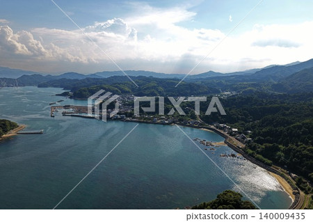 Aerial photograph capturing the fishing village and inlet of Sashiu, Usuki City, Oita Prefecture. 140009435