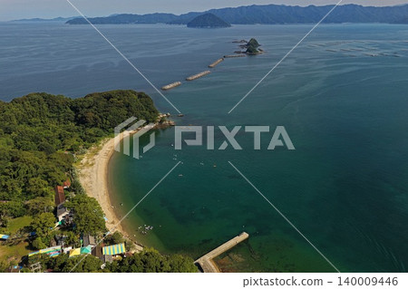 從空中俯瞰大分縣臼杵市黑島的沙灘和海灣。 從空中俯瞰大分縣臼杵市黑島的沙灘和海灣。 140009446