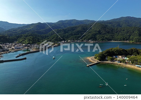 從空中俯瞰大分縣臼岐市佐佐木和黑島附近的漁港和海灘。 從空中俯瞰大分縣臼岐市佐佐木和黑島附近的漁港和海灘。 140009464