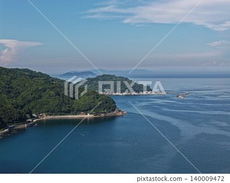 一張空拍照片,顯示了大分縣臼杵市佐佐木町的海岸線和黑島。 一張空拍照片,顯示了大分縣臼杵市佐佐木町的海岸線和黑島。 140009472