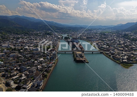 從空中俯瞰大分縣臼杵市,包括其河流和橋樑。 從空中俯瞰大分縣臼杵市,包括其河流和橋樑。 140009488