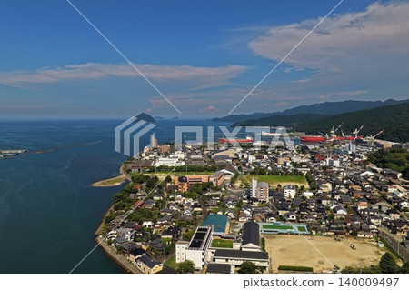 從空中俯瞰大分縣臼杵市及其造船廠。 從空中俯瞰大分縣臼杵市及其造船廠。 140009497