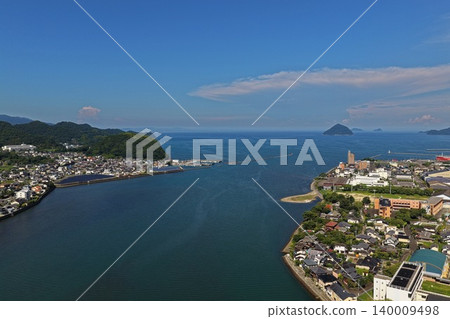 空拍照片顯示了大分縣臼杵市的水道和海岸線。 空拍照片顯示了大分縣臼杵市的水道和海岸線。 140009498