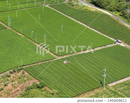 An aerial photograph showing a tea plantation and pest control equipment in Yame City, Fukuoka Prefecture. 140009611