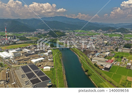 拍攝宮崎縣延岡市城區、河流和工業區的空拍照片。 140009656