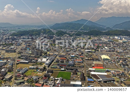 一張空拍照片,展現了宮崎縣延岡市的城市和山脈。 一張空拍照片,展現了宮崎縣延岡市的城市和山脈。 140009657
