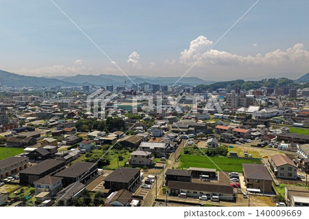 空拍照片顯示了宮崎縣延岡市及其山脈。 空拍照片顯示了宮崎縣延岡市及其山脈。 140009669