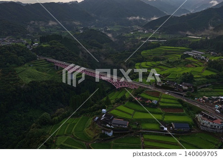從空中俯瞰熊本縣日之影町的梯田和粉紅色鐵路橋。 從空中俯瞰熊本縣日之影町的梯田和粉紅色鐵路橋。 140009705
