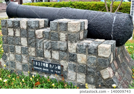 A sculpture of a cannon from a Black Ship. 140009743