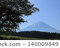 從朝霧高原翠綠的樹蔭下眺望富士山 140009849