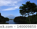透過茂密的樹木可以看到狸湖和富士山。 140009850