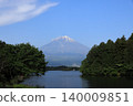 初夏時節，從寧靜的湖邊眺望雄偉的富士山。 140009851