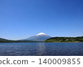 在晴朗的日子裡，從山中湖可以欣賞到白雪皚皚的富士山和鬱鬱蔥蔥的綠色植物。 140009855