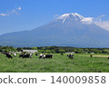 牛群在朝霧高原廣闊的牧場吃草，遠方是雄偉的富士山。 140009858