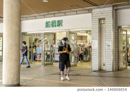 Urban scenery of Funabashi City, Chiba Prefecture: In front of the ticket gate at Funabashi Station. Urban scenery of Funabashi City, Chiba Prefecture: In front of the ticket gate at Funabashi Station. 140009859