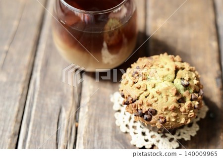 抹茶巧克力片鬆餅和冰牛奶咖啡 抹茶巧克力片鬆餅和冰牛奶咖啡 140009965