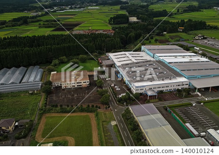 從空中俯瞰熊本縣高森町的工業園區和稻田。 從空中俯瞰熊本縣高森町的工業園區和稻田。 140010124