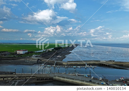 從空中俯瞰佐賀縣岸島郡新有明漁港和有明海潮灘。 從空中俯瞰佐賀縣岸島郡新有明漁港和有明海潮灘。 140010134