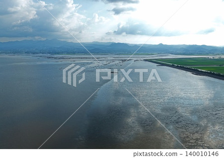 從空中俯瞰佐賀縣岸島郡有明海潮灘和填海造陸。 從空中俯瞰佐賀縣岸島郡有明海潮灘和填海造陸。 140010146