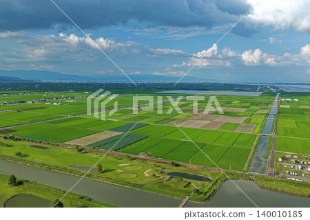 從空中俯瞰佐賀縣岸島郡的填海造陸和農田。 從空中俯瞰佐賀縣岸島郡的填海造陸和農田。 140010185